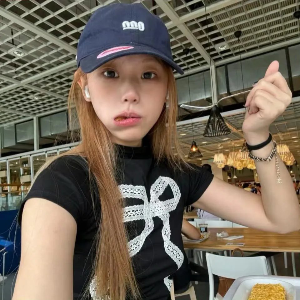 戴流苏耳环的少女